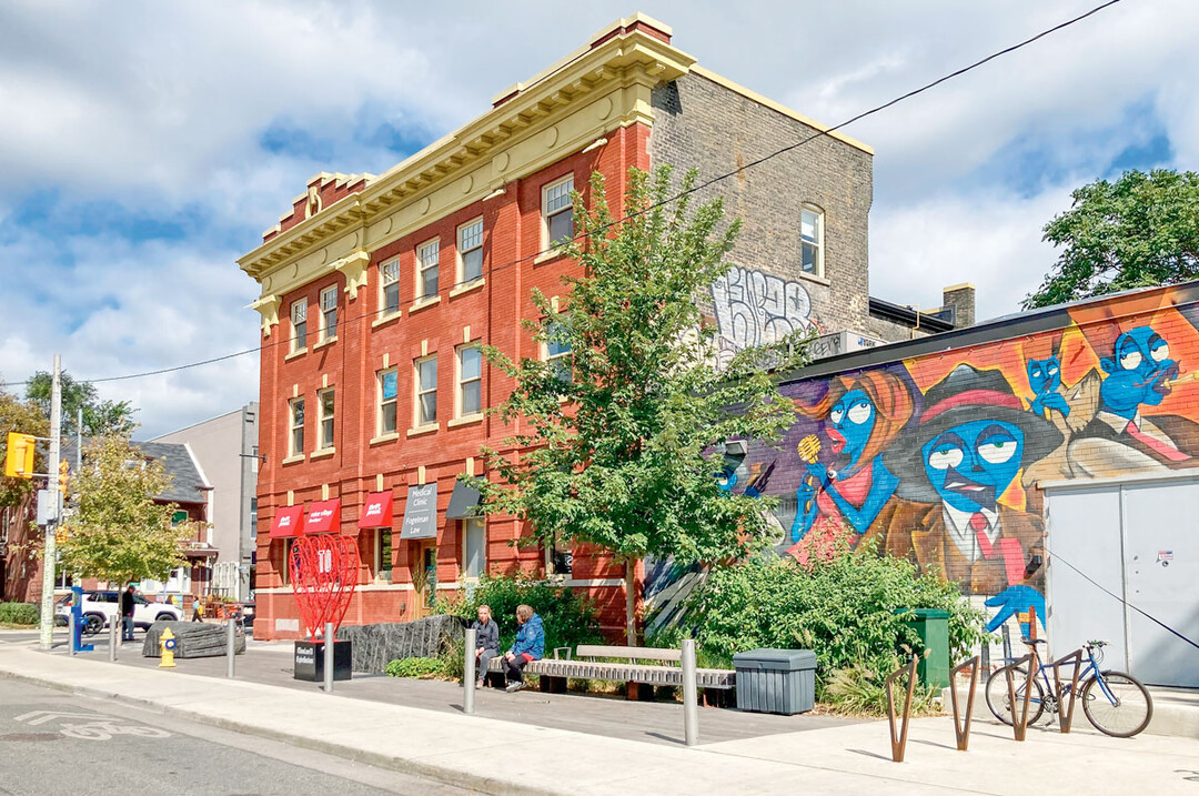 Die Brunswick Avenue Parkette thematisiert in der Wandmalerei die musikalische Vergangenheit des ehemals im Quartier angesiedelten Jazzclubs. Einzelne Klaviertasten sind mit NFC-Chips ausgestattet und liefern via Smartphone zusätzliche Infos.