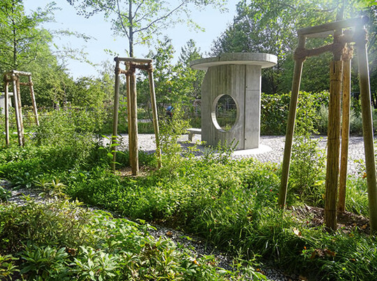 Der jdische Garten in den Grtender Welt, Berlin: Zwei Betonskulpturendienen als Fixpunkteim Garten, der Knstler ManfredPernice hat sie vor Ort gegossen