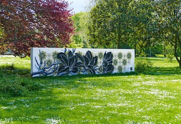 Ein historisches Mauerfragment wird mit floralem Graffiti zum MURALU, einem Kunstprojekt des Wilhelm-Hack-Museums auf innerstdtischen Wandflchen.