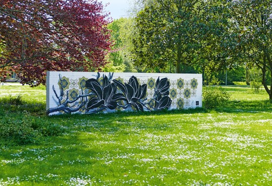 Ein historisches Mauerfragment wird mit floralem Graffiti zum MURALU, einem Kunstprojekt des Wilhelm-Hack-Museums auf innerstdtischen Wandflchen.