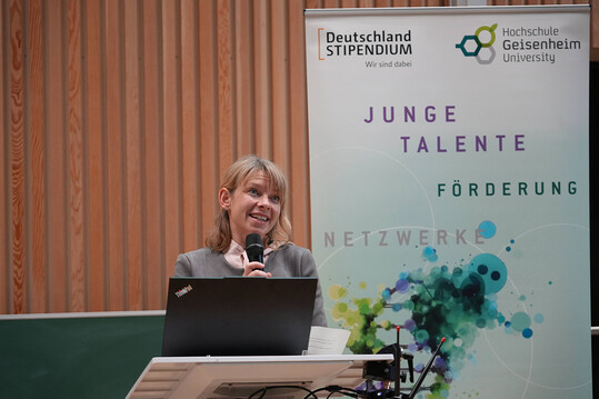 Prof. Dr. Bianca May, Beauftragte f�r das Deutschlandstipendium, ermutigt die Stipendiatinnen und Stipendiaten, den pers�nlichen Kontakt in die Unternehmen zu nutzen.