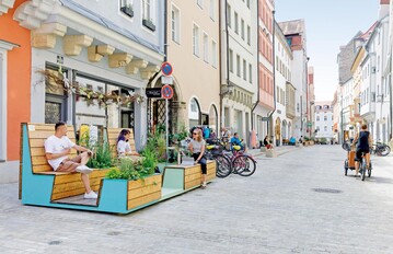 Parklets als Fertigbauteil im Modulsystem lassen sich flexibel und einfach mit einem Hubwagen platzieren. Die Bepflanzung bernimmt die Stadtgrtnerei.