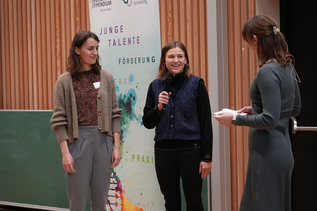 Zwei Stipendiatinnen berichten, welche Vorteile f�r Studium und Karriere sie durch das Deutschlandstipendium haben.