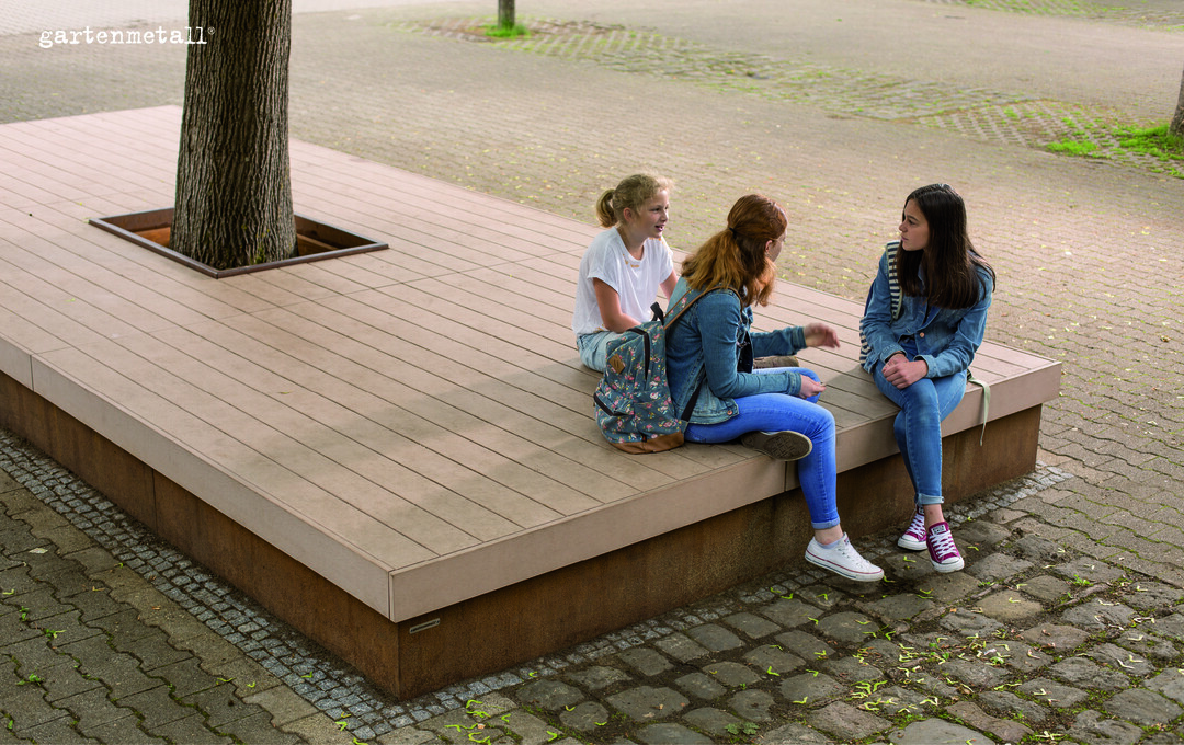 Ein ideales Plätzchen im öffentlichen Raum: Sitz‐ und Liegeinsel von Gartenmetall mit RESYSTA‐Sitzauflage
