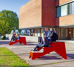 Die STOOP-Serie des Herstellers Vestre wurde als sozialer und informeller Treffpunkt konzipiert.