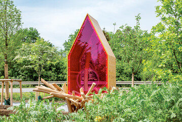 Das Spielhaus am Vogelspielplatz am Etzelbach lockt als farbiger Hingucker.