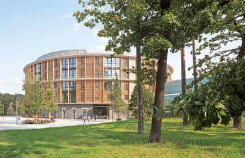 Für ein harmonisches Gesamtbild der Piazza kamen drei verschiedene Größen bei den Rundbänkensowie eine individuelle Anordnung der Rückenlehnenmodule zum Einsatz.