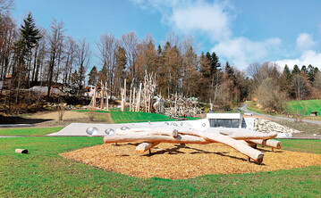 Der riesige Kletterspielplatz Kletterwolke liegt in bester Aussichtslage.
