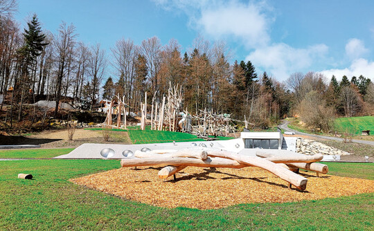 Der riesige Kletterspielplatz Kletterwolke liegt in bester Aussichtslage.
