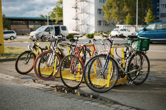 Der robuste Reihenparker Abgestellt von Citydecks ist trendig und mobil und eignet sich auch für urbane Verkehrsversuche