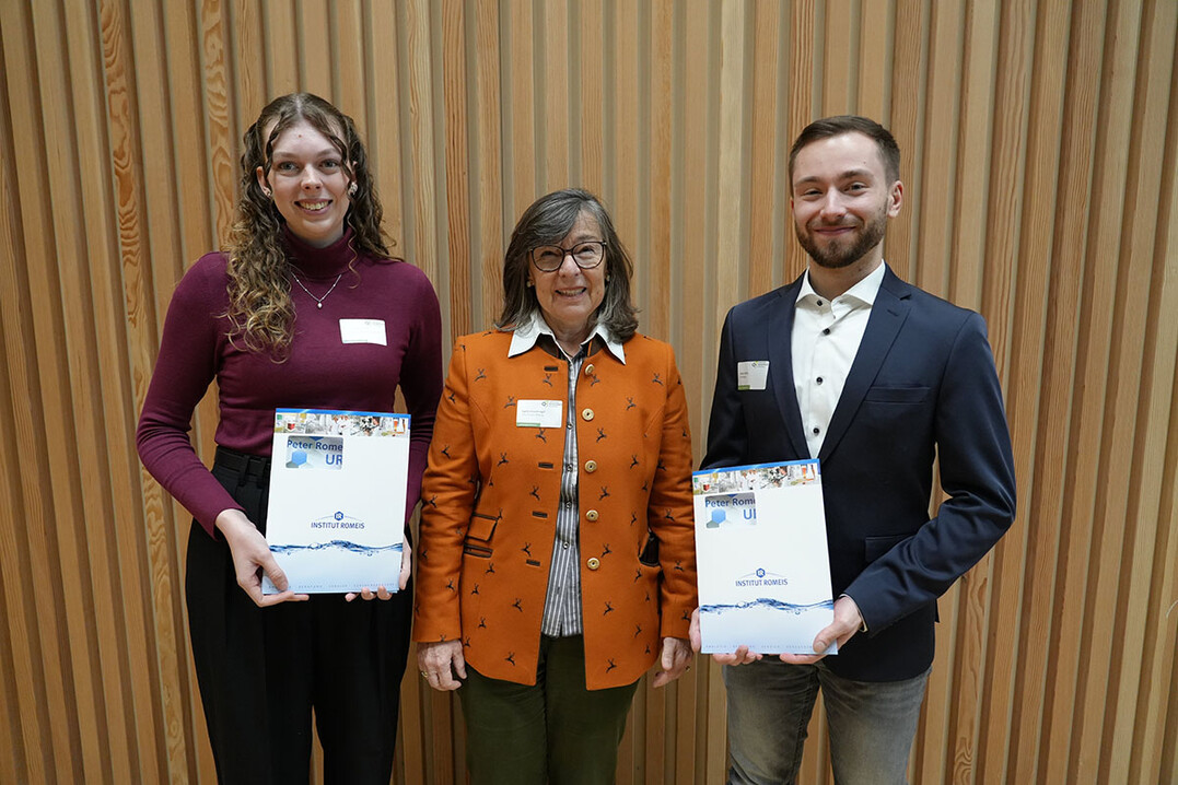 Jule Bergmann (li.) und Robin Woida (re.) mit Ingrid Schmittn�gel, Gesch�ftsf�hrerin des Institut Romeis
