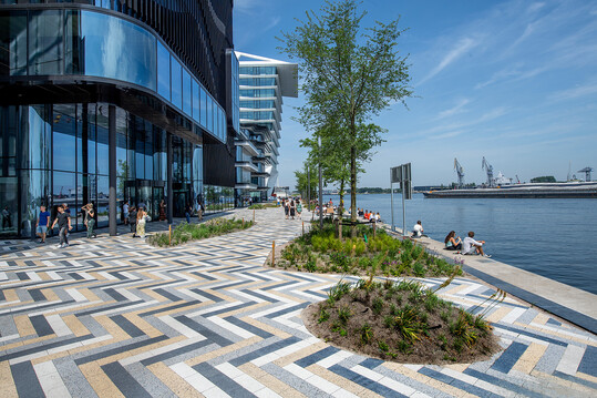 Metten Stein + Design erstellte fr Amsterdams Houthaven einen kontrastreichen Belag im Fischgrtmuster.