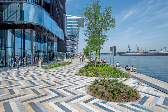 Metten Stein + Design erstellte für Amsterdams Houthaven einen kontrastreichen Belag im Fischgrätmuster.