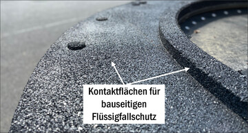 Kontaktflchen an den Fallschutzmatten ermglichen den Einsatz von Flssigfallschutz und damit eine durchgngige Oberflche. 