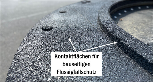 Kontaktflchen an den Fallschutzmatten ermglichen den Einsatz von Flssigfallschutz und damit eine durchgngige Oberflche. 