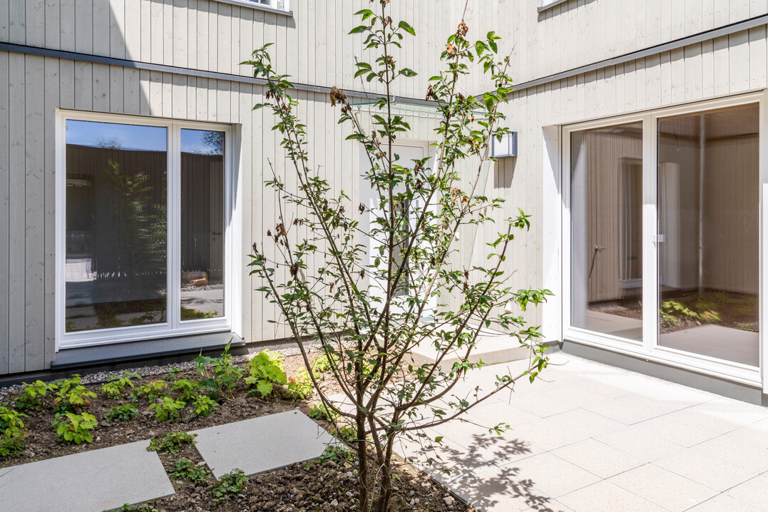 Jedes Reihenhaus hat einen Gartenhof. Das Grundraster der Grten ist aus den wesentlichen Bezugslinien des Hauses entwickelt.