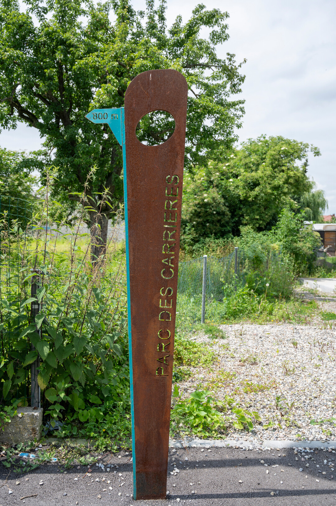 Infostelen helfen in dem groen Park bei der Orientierung. 