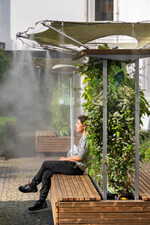 Ein Hochdrucksprühnebel sorgt für angenehme Kühle.