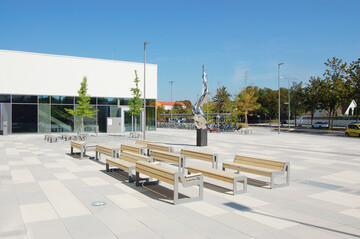 Am Sportgymnasium Mnchen stehen Bnke des Modells Vertica aus dem langlebigen Holz Accoya