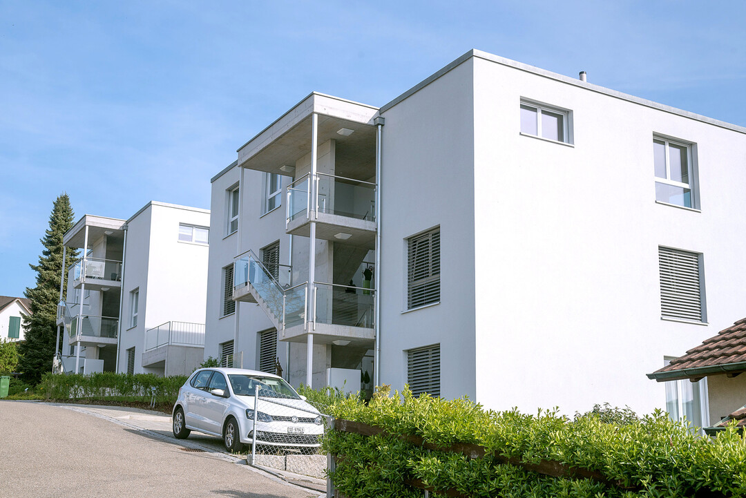 �berbauung in d�rflichen Strukturen im Ballungsraum � kaum Gr�n bleibt �brig und anstatt Vorg�rten gibt es versiegelte Parkplatzfl�chen.