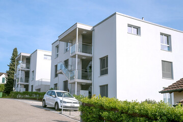 �berbauung in d�rflichen Strukturen im Ballungsraum � kaum Gr�n bleibt �brig und anstatt Vorg�rten gibt es versiegelte Parkplatzfl�chen.