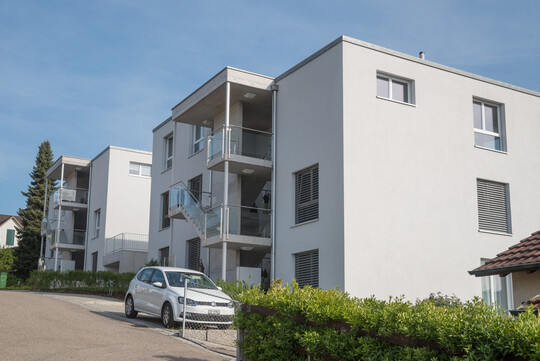 berbauung in drflichen Strukturen im Ballungsraum  kaum Grn bleibt brig und anstatt Vorgrten gibt es versiegelte Parkplatzflchen.
