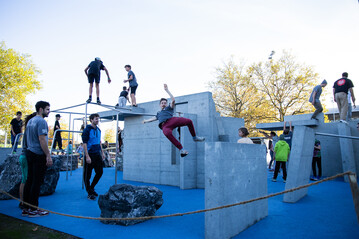 Entstanden ist Parkour in der Grostadt - ganz ohne Anlagen. Die Angebote lassen sich aber auch ber Parks und Gerte zur Verfgung stellen.