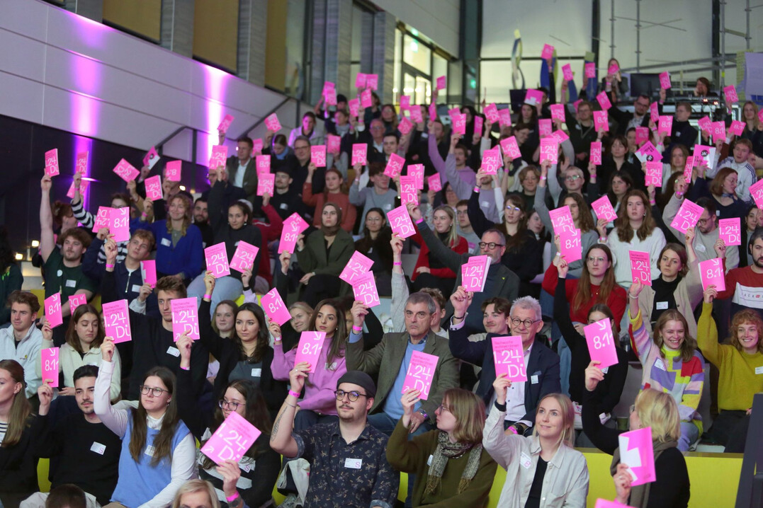 Einfordern der Bauwende jetzt!: Nach intensiver Arbeit in 14 Workshops verabschiedete das Nachwuchs-Plenum in Dsseldorf einstimmig die NAT:24-Erklrung.