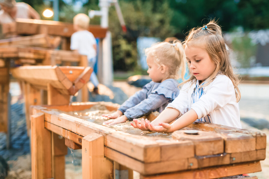 Wasser ist ein Element, das unbedingt auf einen Spielplatz gehrt.