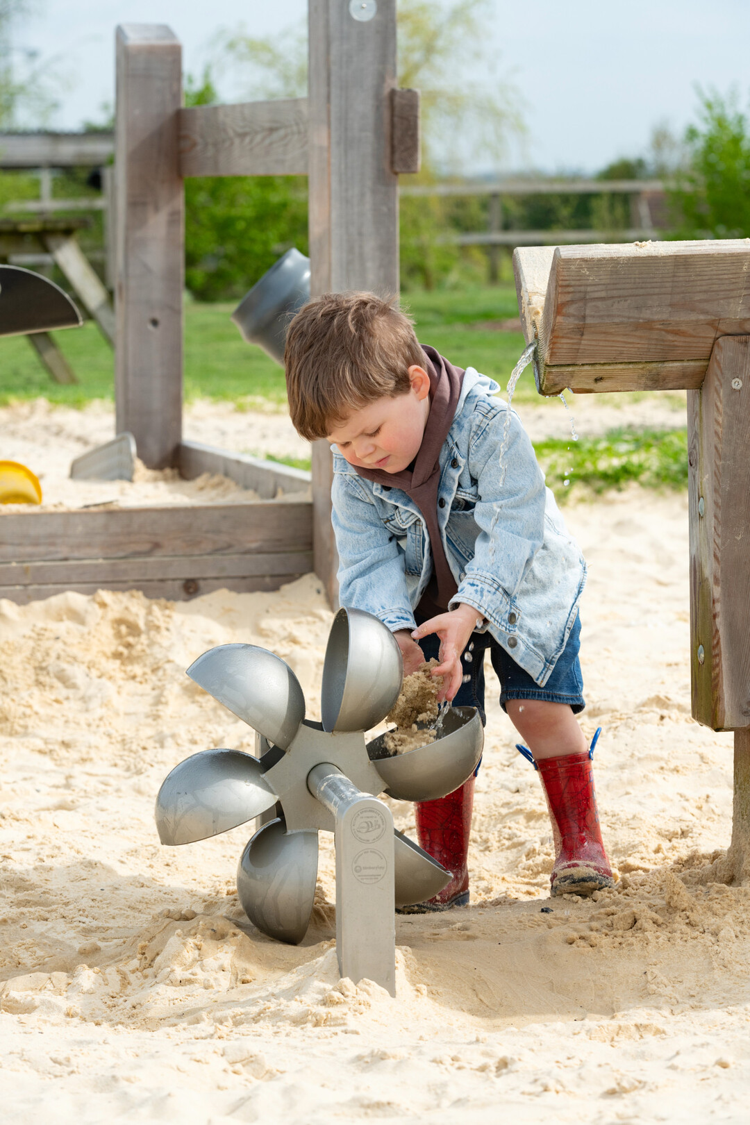 Schon mit einer kleinen Wasserpumpe und Sand knnen sich Kinder stundenlang beschftigen.