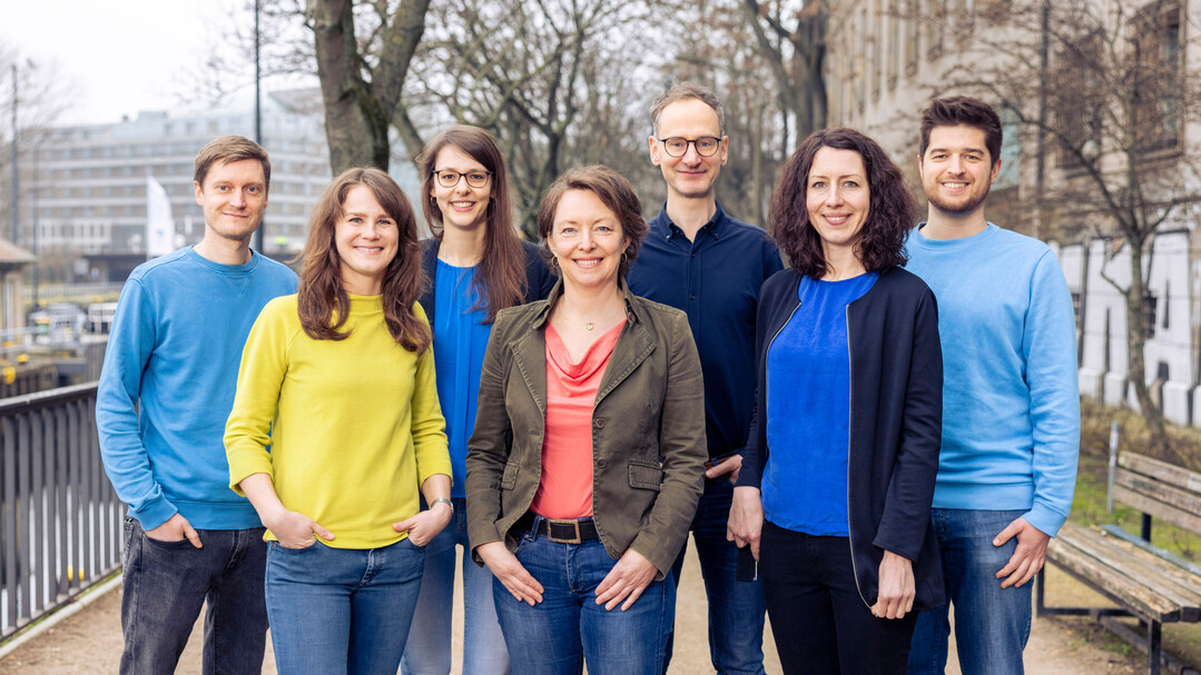 Das Team der Berliner Regenwasseragentur, links vorne die vorlufige Leiterin Grit Diesing, mittig die ehemalige Leiterin Dr. Darla Nickel (bis Mitte November 2024), rechts im Bild Katharina Auffarth und Louis Kott.