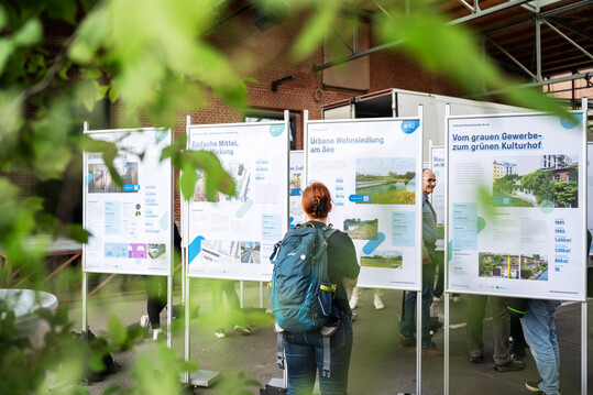 Der Wettbewerb REGENIAL! zeichnet zukunftsweisende Projekte fr die Schwammhauptstadt aus und startete 2024 mit 49 Einreichungen, die nun alle in der Schwammstadt-Datenbank zu finden sind.