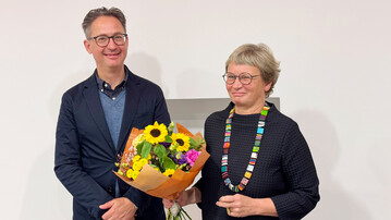 Prof. Dr.-Ing. Bettina Oppermann bernimmt von Prof. Dr. Stefan Schweizer