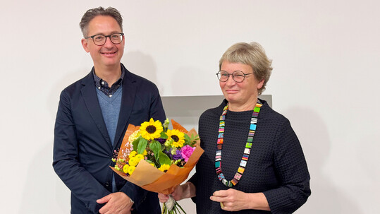 Prof. Dr.-Ing. Bettina Oppermann bernimmt von Prof. Dr. Stefan Schweizer