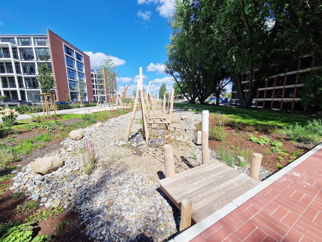 Spielen bis zum Horizont: Das Spielband durchzieht das Quartier von Süden nach Norden und lässt nicht nur bei Kindern ein Gefühl von Weite entstehen.