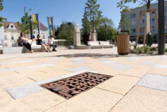 Der Schwammstadt Straenablauf gibt das aufgenommene Regenwasser an die Baumwurzeln weiter. 