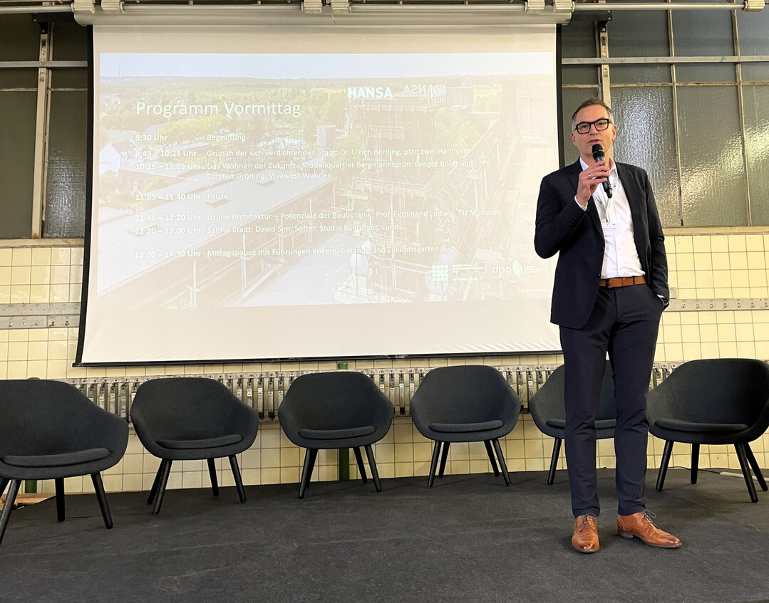 DBG-Geschftsfhrer Dr. Achim Schloemer begrt die Gste beim Forum in der Kokerei Hansa, Dortmund.
