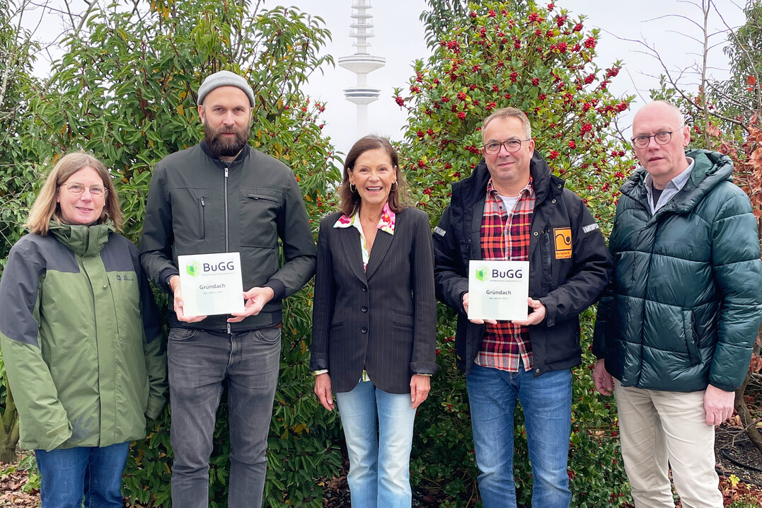 BuGG-Botschafterin Angela Roy (Mitte) berreicht auf dem begrnten Bunker den BuGG-Award. Links: Mareile Blessmann, Julian Benesch (beide Landschaftsarchitektur+ Holzapfel-Herziger & Benesch PartG mbB), rechts: Marco De Santis (Klaus Hildebrandt Garten- und Landschaftsbau AG), Felix Holzapfel-Herziger (Landschaftsarchitektur+). 