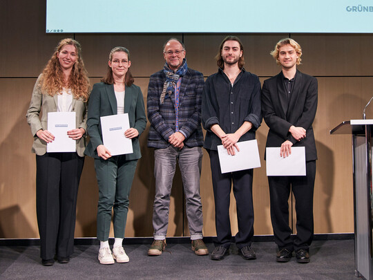 Die diesjährige Karl-Foerster-Anerkennung gab es für Antonia Blumrich, Annika Jeschek (beide Aufgabe A), sowie Felix Ridde und Moritz Wette (Aufgabe C); mittig steht Professor Norbert Kühn.