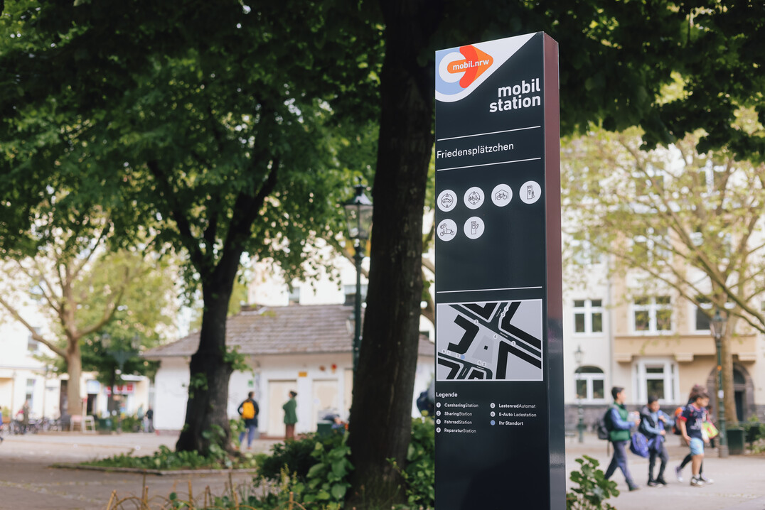 Die Stelen bezeichnen den jeweiligen Standort inklusive Lageplan der einzelnen Sharing- und Mobilittsangebote.