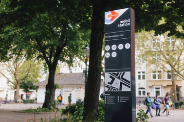 Die Stelen bezeichnen den jeweiligen Standort inklusive Lageplan der einzelnen Sharing- und Mobilittsangebote.