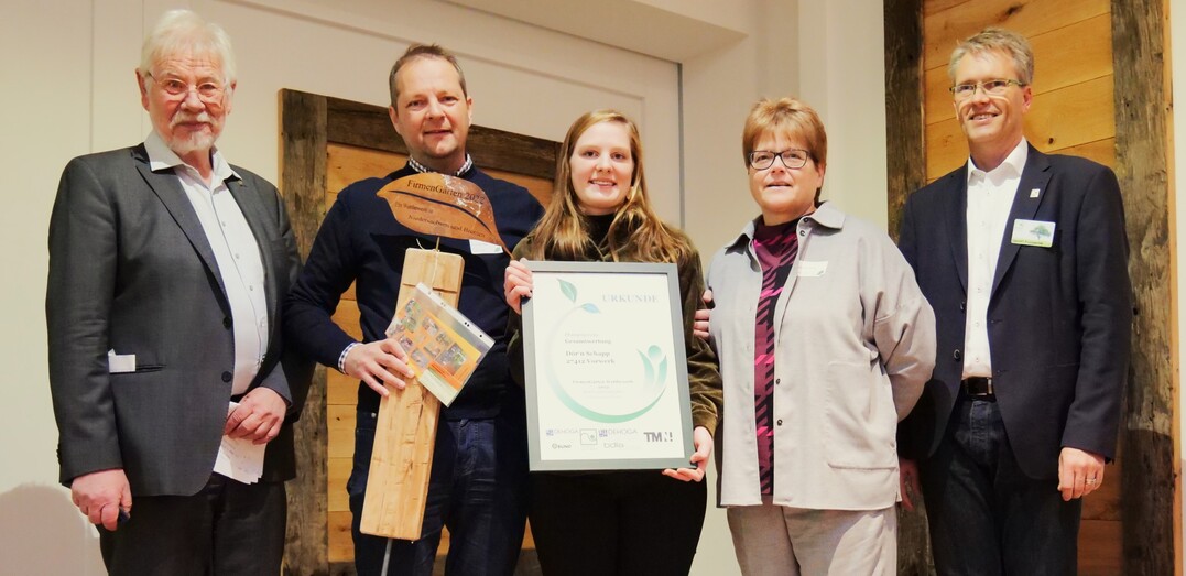 Beste Gesamtwertung beim diesjhrigen FirmenGrten Wettbewerb 2022 in Niedersachsen-Bremen fr das Team von Dr"n Schapp (2. v. l. und Mitte) zusammen mit Laudator und Jury-Mitglied Michael Werbeck (l.), Geschftsfhrerin des DEHOGA Niedersachsen Renate Mitulla (2. v. r.) und VGL-Prsident Harald Kusserow (r.).