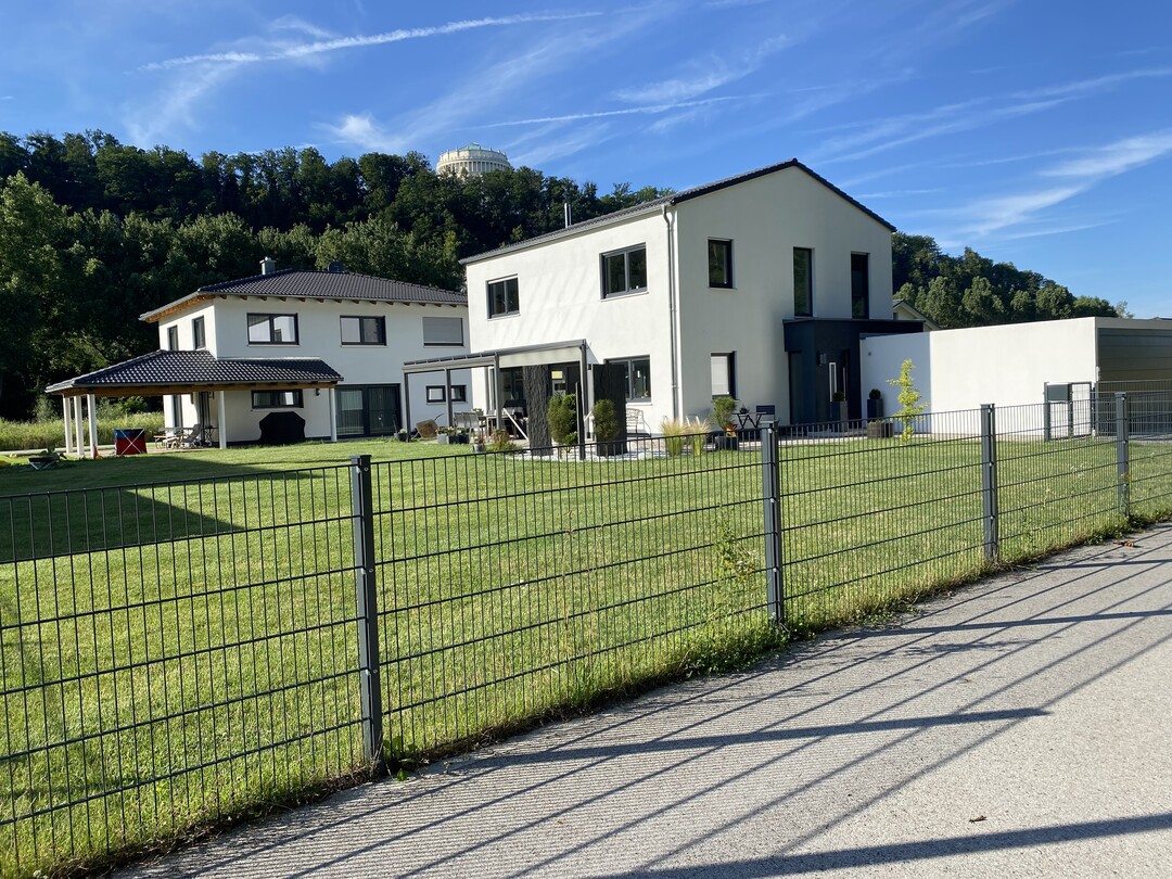 Als gbe es kein Morgen. Dieser als Fussballplatz gestaltete "Garten" ist von einem Zaun eingefasst, den man in einem Gewerbegebiet vielleicht noch vermuten wrde. Was knnte man hier alles schnes pflanzen?