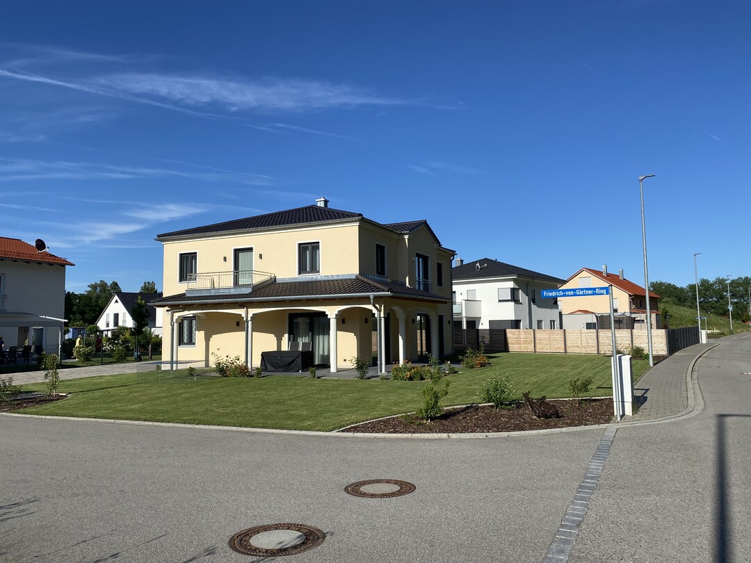 Wer braucht solche Flächen? Wer sitzt gerne auf dem Präsentierteller? Hier wurde die Chance verpasst, auf 1000m² einen Garten zu gestalten, der glücklich macht. Stattdessen regiert die Sterilität.