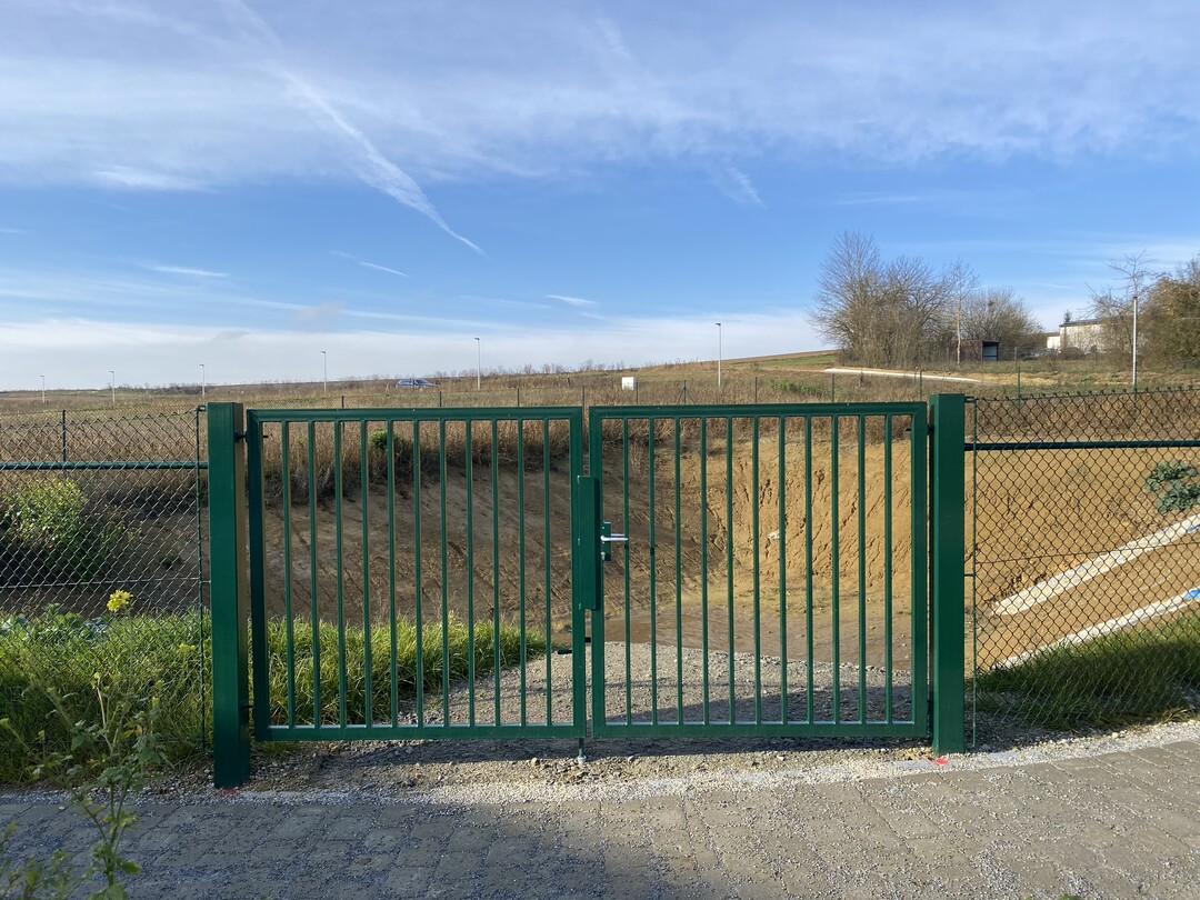  Sicherheit schn und gut - aber ein zuknftig mitten im Siedlungsgebiet liegendes Regenrckhaltebecken hat eine andere Umzunung verdient. So wird eine Integration ins Ortsbild nicht gelingen. #Freiraumdoktor 