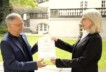 Andrea Gebhard, Prsidentin der Bundesarchitektenkammer, berreicht Fritz Auweck die Auszeichnung. 