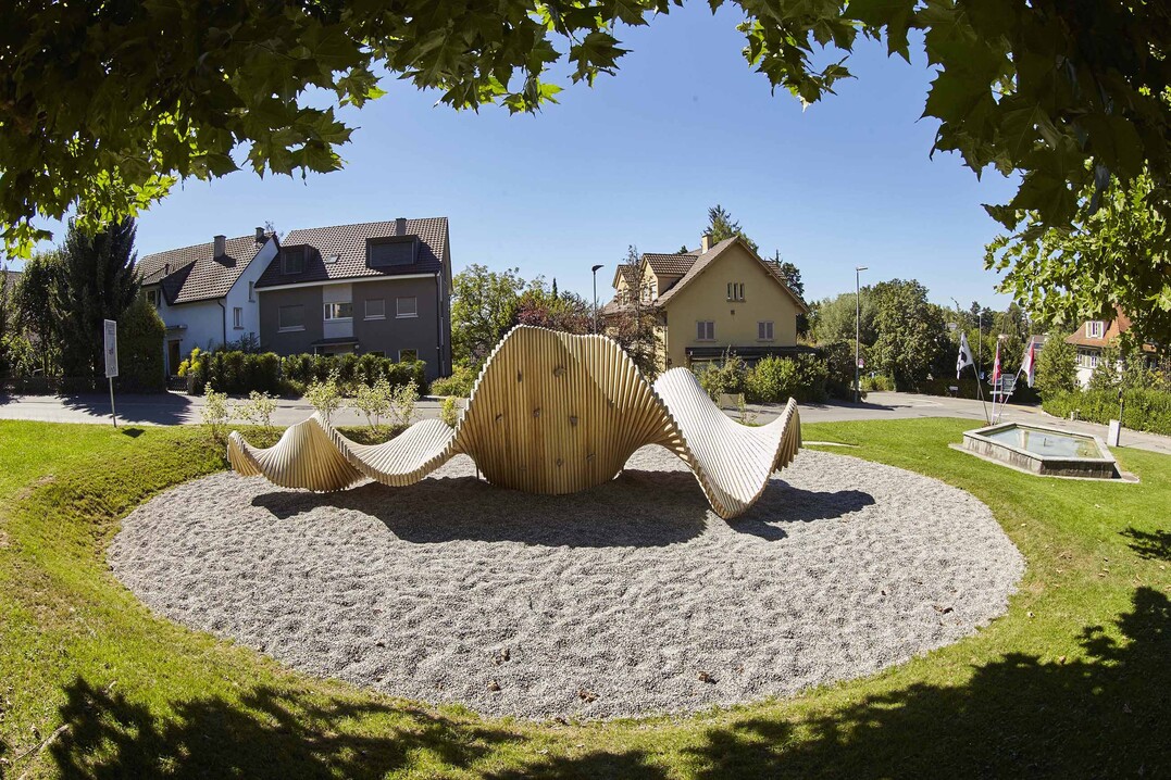Die multifunktionalen Bänke sind Sitzgelegenheit und Spielplatz in einem und beeindruckenden Langlebigkeit und Eignung zur kontinuierlichen Nutzung.