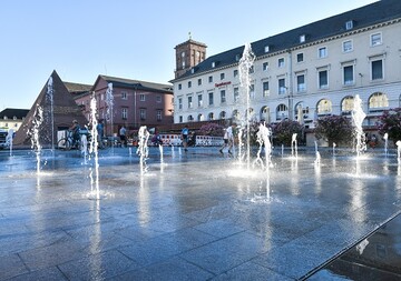 Wasser marsch: Die Fontnen des Karlsruher Marktplatzes laden zum Spielen und Experimentieren ein. 