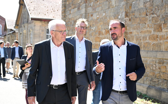 Ministerpräsident Winfried Kretschmann informiert sich über das IBA "27-Projekt in Wendlingen.