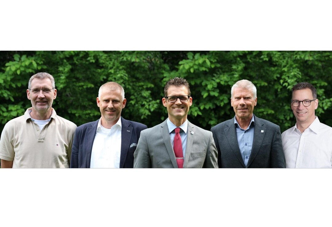 Das neue BuGG-Präsidium (v.l.n.r.): Gerd Vogt (Schatzmeister), Carsten Henselek
(Vizepräsident), Dr. Gunter Mann (Präsident), Helmut Kern (Präsidiumsmitglied), Tobias
Buchen (Präsidiumsmitglied).